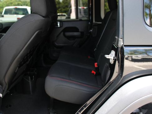 Used 2021 Jeep Wrangler Unlimited Rubicon AWD/4WD image 16