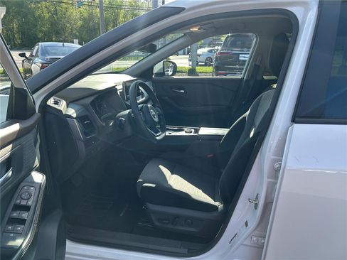 Used 2023 Nissan Rogue SV image 10