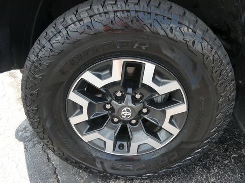 Used 2022 Toyota Tacoma TRD Off-Road AWD/4WD image 11