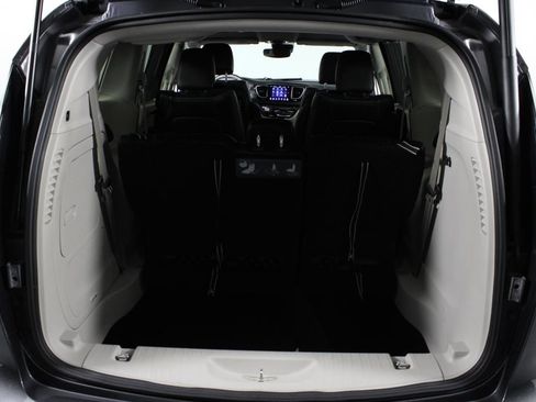 Used 2018 Chrysler Pacifica Limited w/ Advanced Safetytec Group FWD image 17