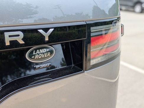 Used 2023 Land Rover Discovery Metropolitan Edition AWD/4WD image 68