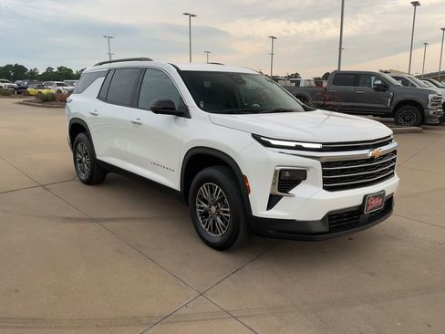 Used 2024 Chevrolet Traverse LT image 2