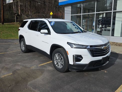 Used 2023 Chevrolet Traverse LT image 2