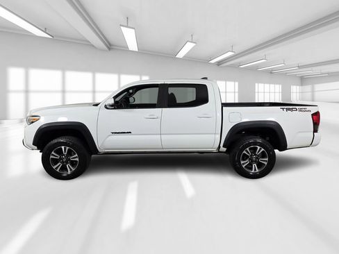 Used 2019 Toyota Tacoma TRD Off-Road w/ Technology Package RWD image 4