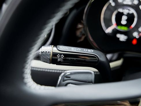 Used 2025 Bentley Flying Spur Plug-In Hybrid image 65