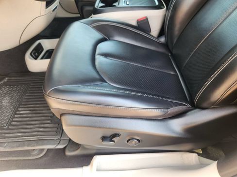Used 2023 Chrysler Pacifica Touring-L FWD image 24