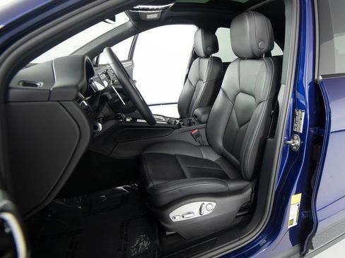 Certified 2026 Porsche Macan AWD/4WD image 5