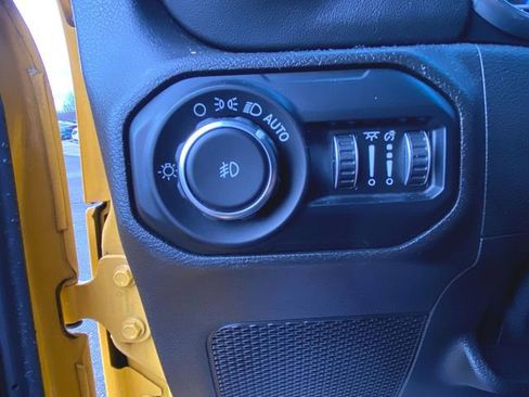 Used 2018 Jeep Wrangler Unlimited Sahara image 18