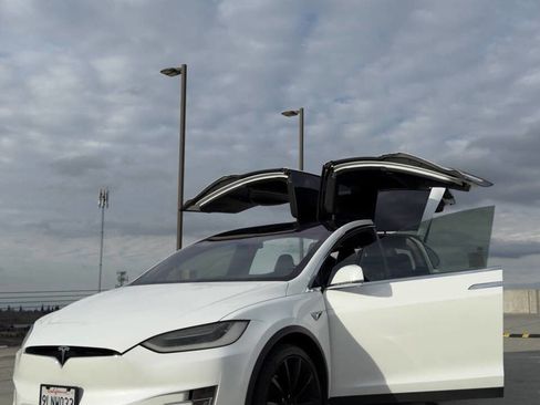 Used 2017 Tesla Model X 90D image 26