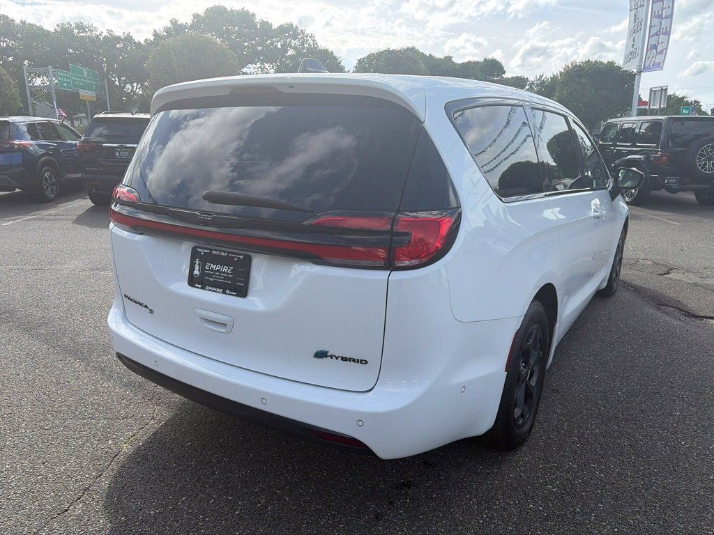 Used 2024 Chrysler Pacifica Limited FWD image 14