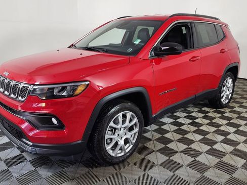 Used 2024 Jeep Compass Latitude image 3