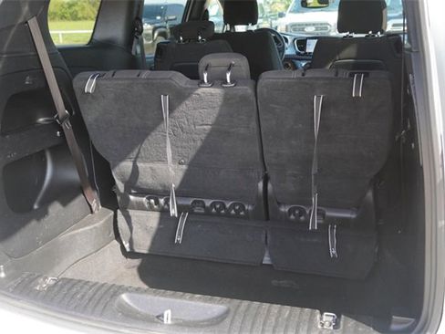 Used 2022 Chrysler Pacifica Touring image 13