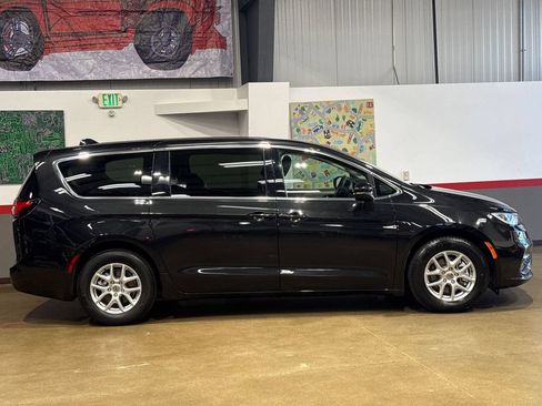 Used 2023 Chrysler Pacifica Touring-L FWD image 3