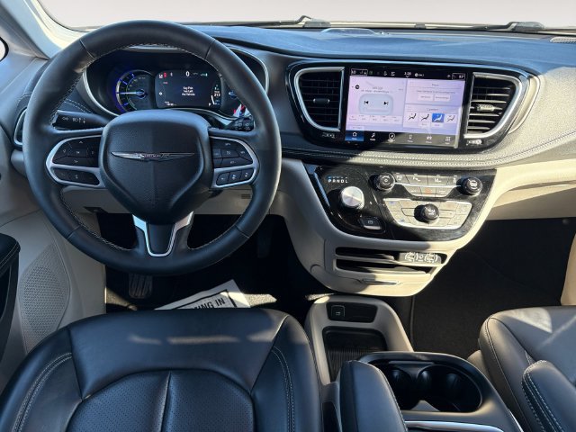 Used 2023 Chrysler Pacifica Touring-L FWD image 10