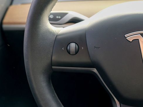 Used 2022 Tesla Model Y Long Range image 37