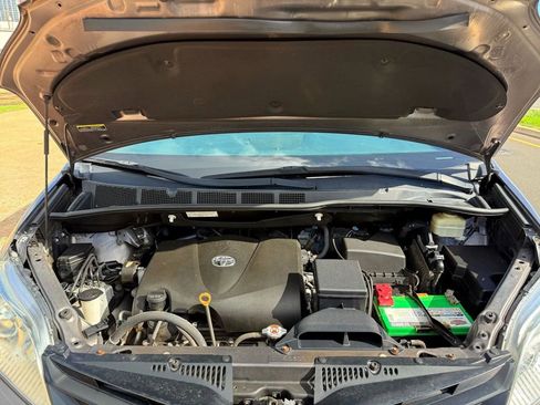 Used 2019 Toyota Sienna L image 21