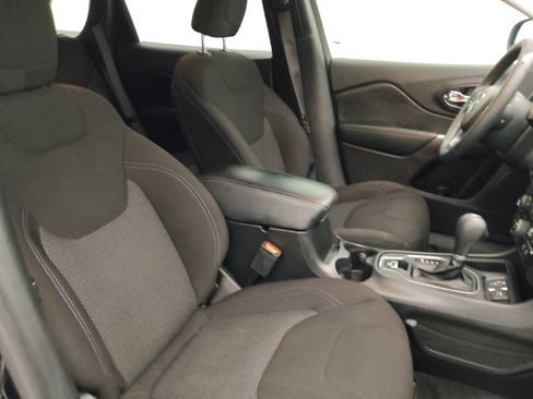 Used 2021 Jeep Cherokee Latitude w/ Mopar Interior Package FWD image 21