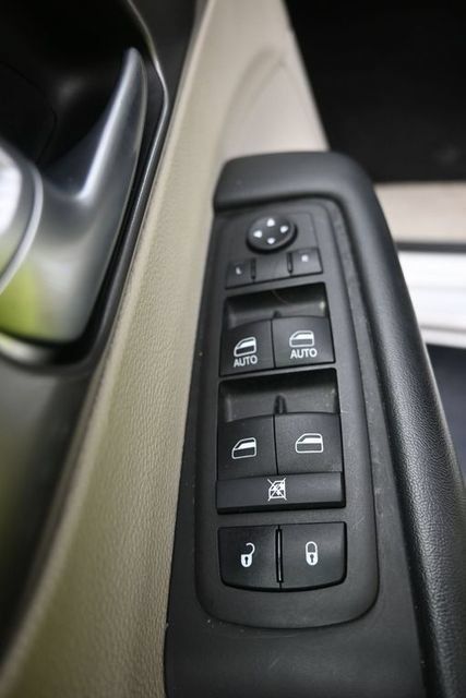 Used 2024 Chrysler Pacifica Touring-L FWD image 12