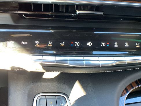 Used 2022 Cadillac Escalade Luxury image 16