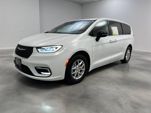 Used 2024 Chrysler Pacifica Touring-L FWD image 4