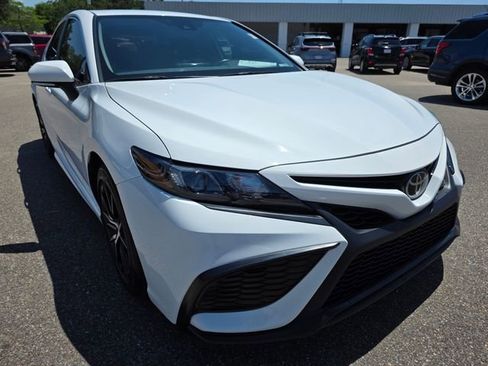 Used 2023 Toyota Camry SE FWD image 2