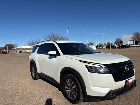 Used 2023 Nissan Pathfinder SL w/ Black Appearance Package image 9