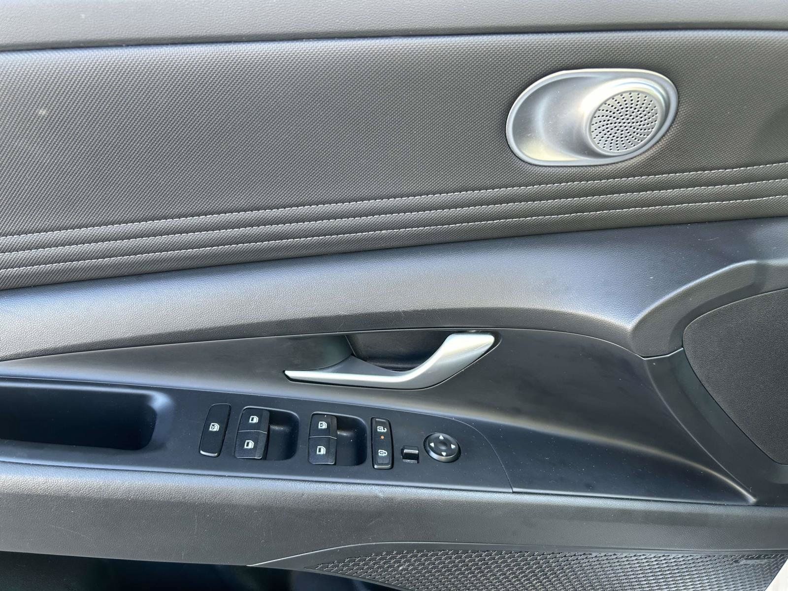 Used 2025 Hyundai Elantra Limited FWD image 21