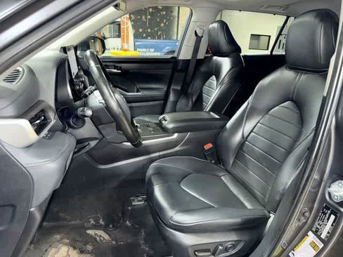 Used 2023 Toyota Highlander XLE AWD/4WD image 15