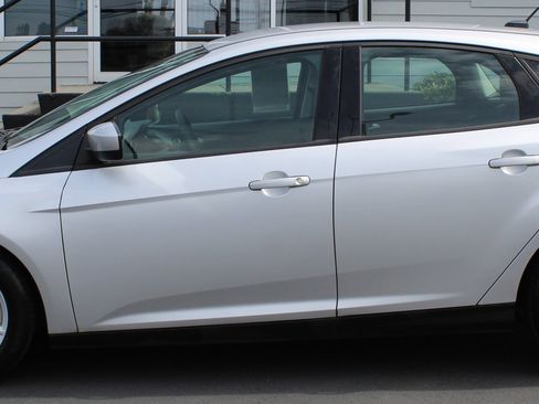 Used 2018 Ford Focus SE FWD image 3