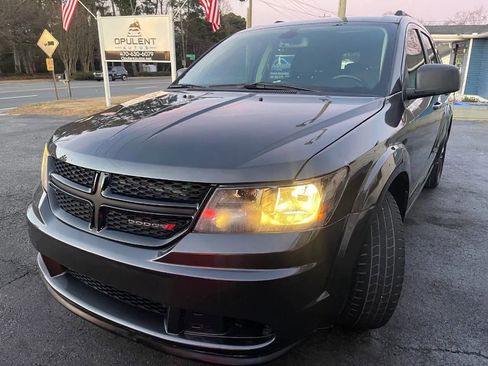 Used 2020 Dodge Journey SE w/ SE Popular Equipment Group FWD image 3