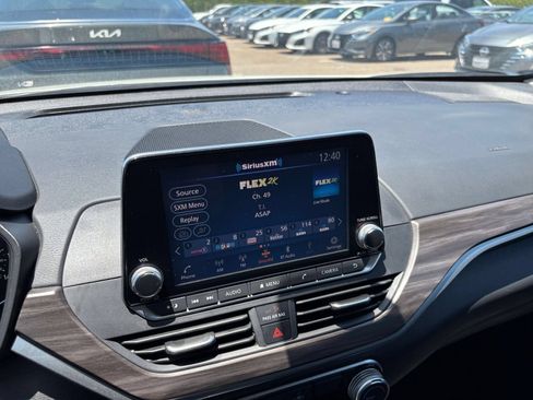Used 2025 Nissan Altima 2.5 SV FWD image 19