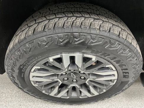 Used 2025 Chevrolet Tahoe Z71 w/ Comfort Package image 17