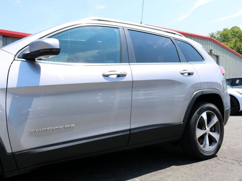 Used 2020 Jeep Cherokee Limited image 8