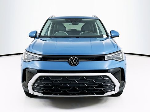 Used 2025 Volkswagen Taos SE AWD/4WD image 2