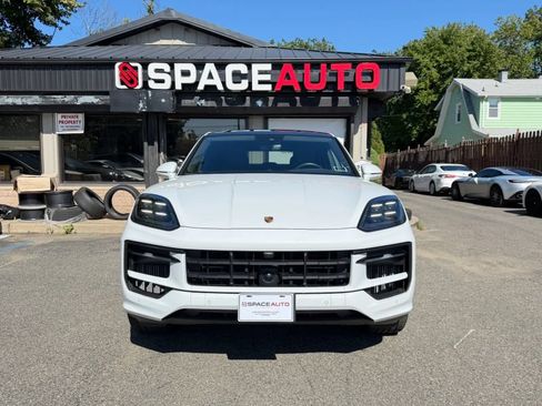 Used 2024 Porsche Cayenne S AWD/4WD image 2