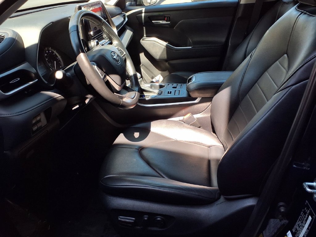 Certified 2023 Toyota Highlander XLE AWD/4WD image 17