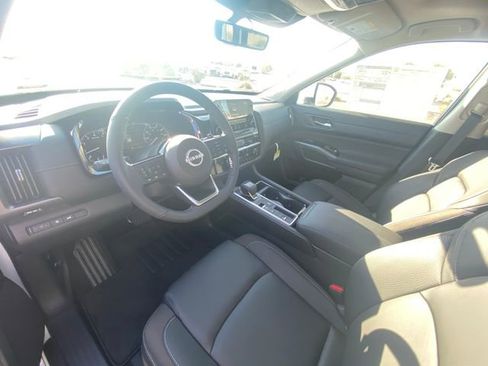 New 2025 Nissan Pathfinder SL w/ Black Appearance Package image 19