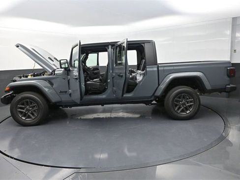 New 2025 Jeep Gladiator Sport image 28