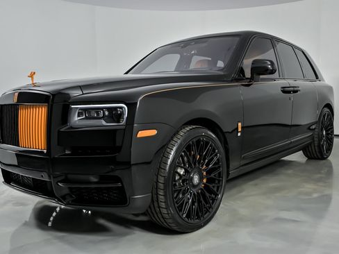 Used 2022 Rolls-Royce Cullinan w/ Dark Exterior Package image 6