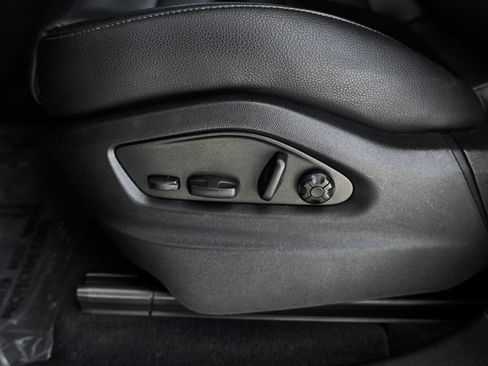 Used 2024 Porsche Cayenne AWD/4WD image 19