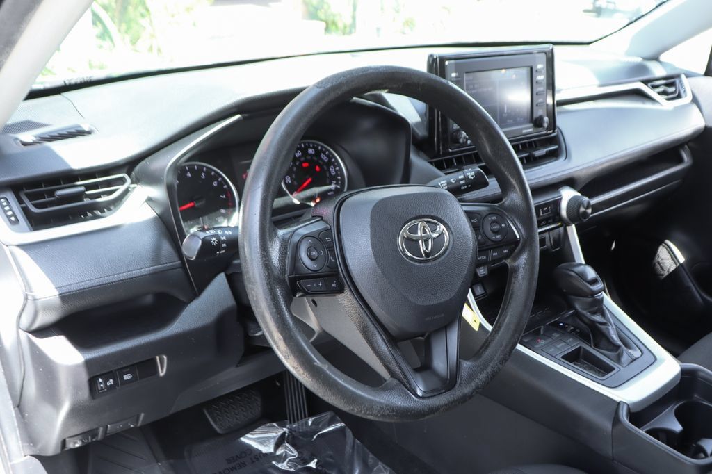Used 2021 Toyota RAV4 LE FWD image 17