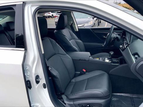 Certified 2025 Lexus ES 350 w/ Premium Package image 9