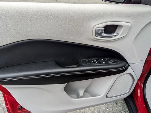 Used 2018 Jeep Compass Latitude w/ Popular Equipment Group image 10