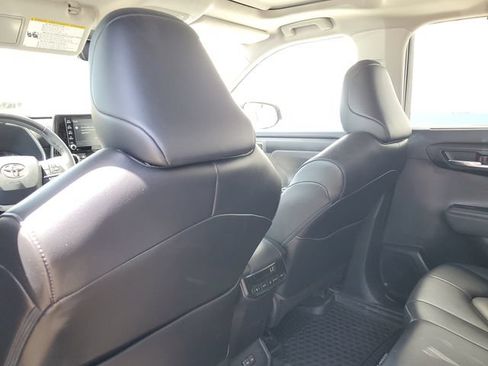 Used 2022 Toyota Highlander XLE AWD/4WD image 28
