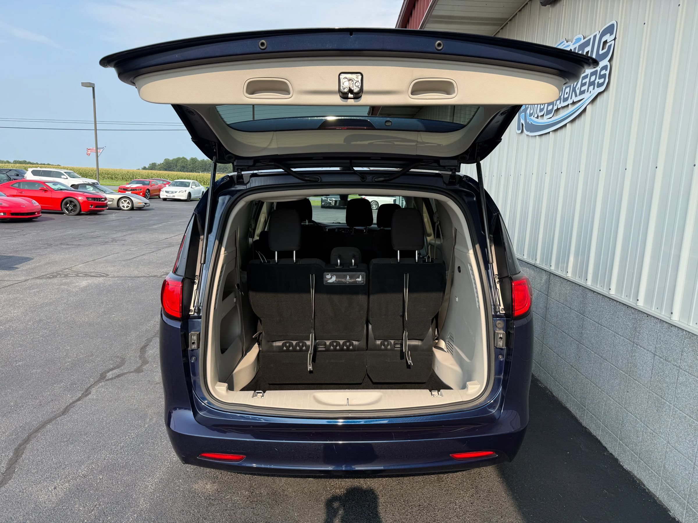 Used 2020 Chrysler Voyager L FWD image 6