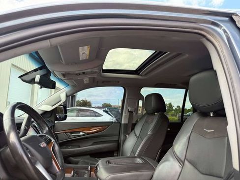 Used 2019 Cadillac Escalade Luxury AWD/4WD image 18