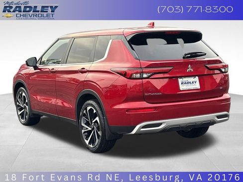 Used 2023 Mitsubishi Outlander SE image 3