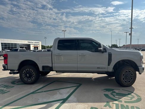 Used 2025 Ford F250 Platinum w/ FX4 Off-Road Package AWD/4WD image 2