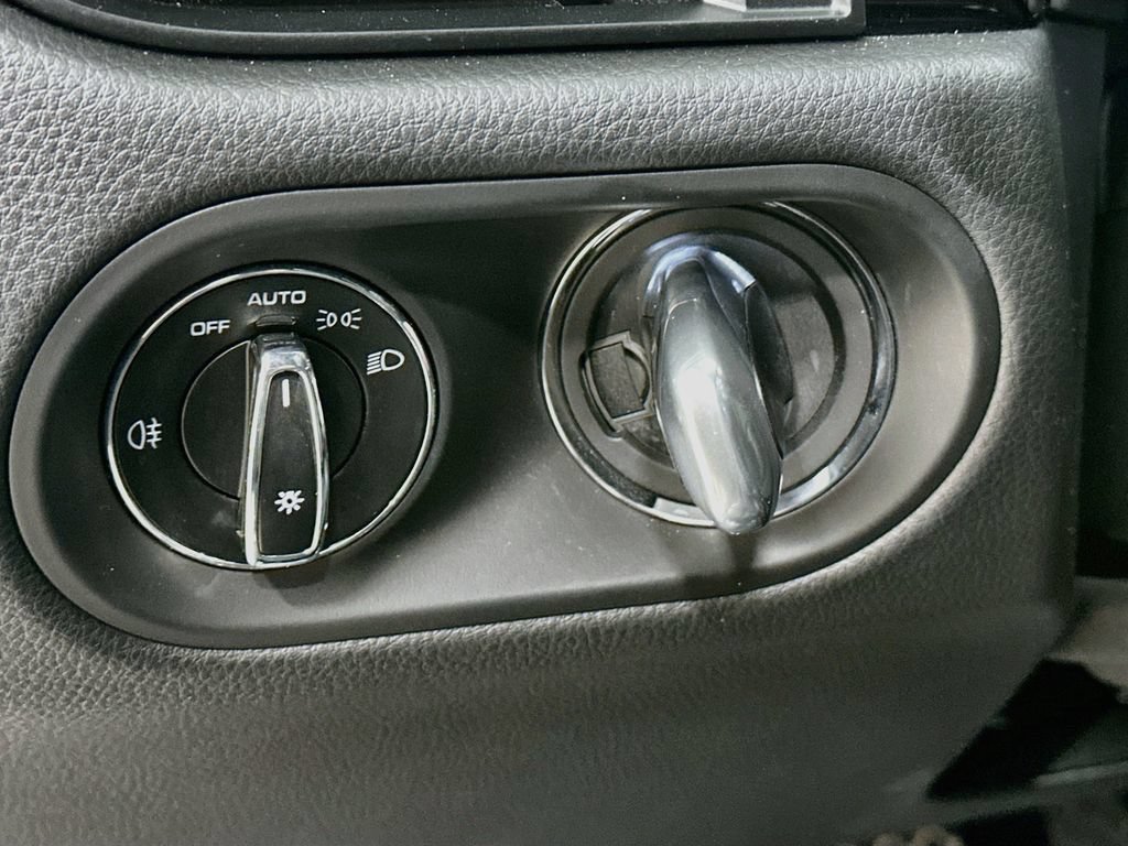 Certified 2025 Porsche Macan AWD/4WD image 11