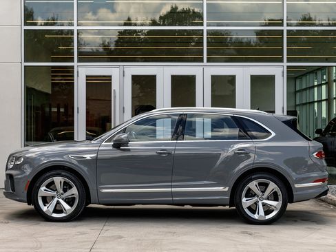 Used 2024 Bentley Bentayga image 18
